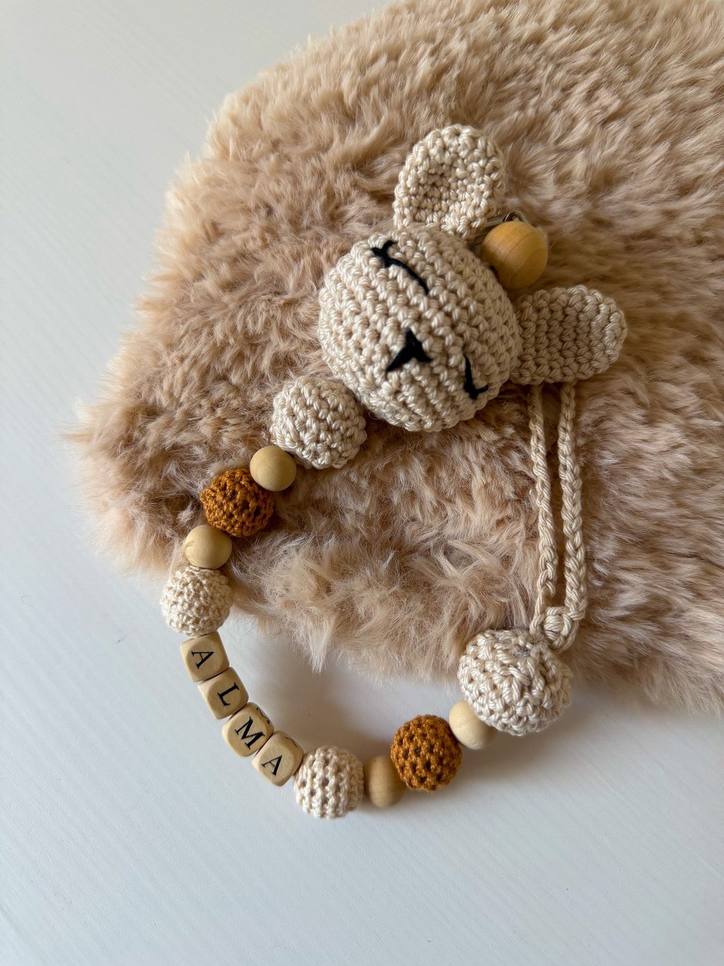 Attache-tétine personnalisée en crochet